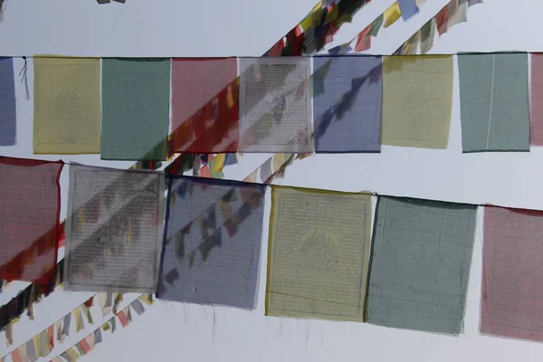 Himalayalar'da rüzgarda esen Dua Bayrakları