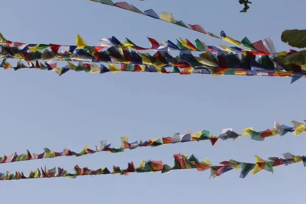 Himalayalar'da rüzgarda esen Dua Bayrakları