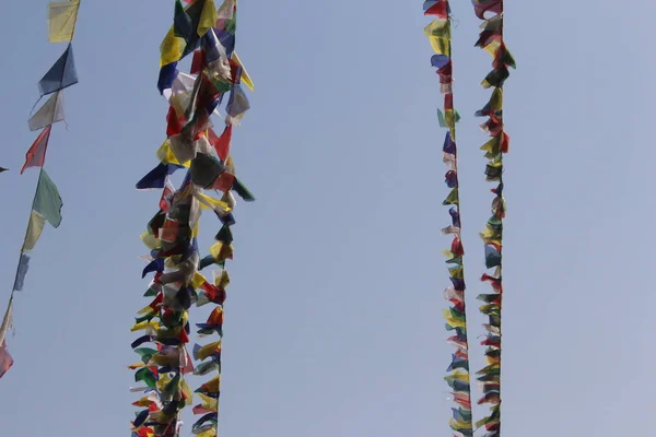 Himalayalar'da rüzgarda esen Dua Bayrakları