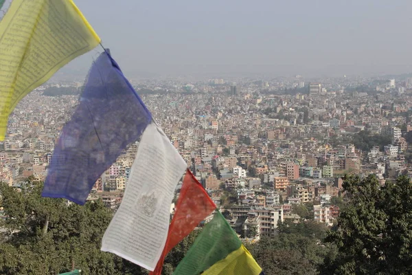 Himalayalar'da rüzgarda esen Dua Bayrakları