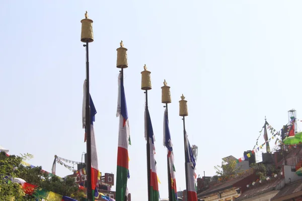 Himalayalar'da rüzgarda esen Dua Bayrakları