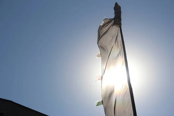 Himalayalar'da rüzgarda esen Dua Bayrakları