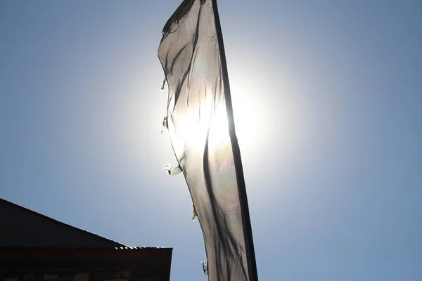 Himalayalar'da rüzgarda esen Dua Bayrakları