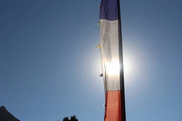 Himalayalar'da rüzgarda esen Dua Bayrakları