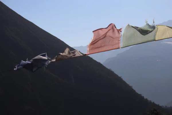 Himalayalar'da rüzgarda esen Dua Bayrakları