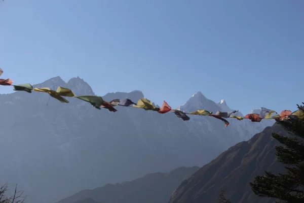 Himalayalar'da rüzgarda esen Dua Bayrakları