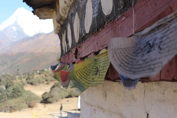 Himalayalar'da rüzgarda esen Dua Bayrakları