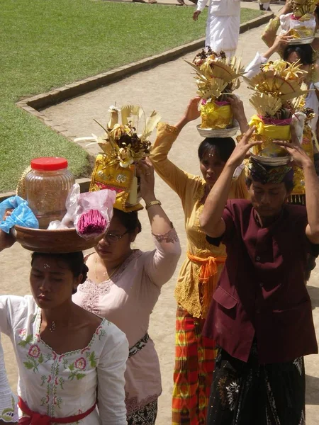 Buddhistisk seremoni i et tempel på Bali – stockfoto