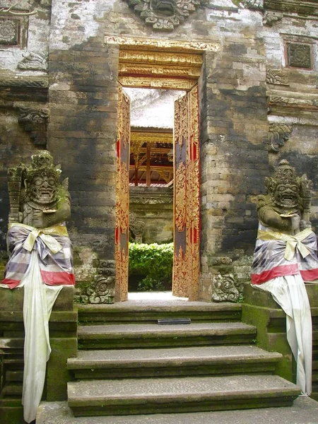 Prachtige boeddhistische tempel in de natuur in Bali — Stockfoto