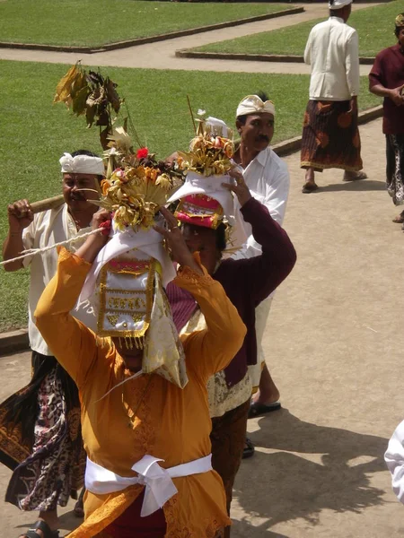 Ceremonia budista en un templo de Bali — Foto de Stock