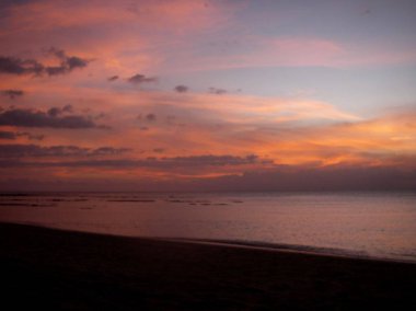 Portakal bulutların üzerinde manzaralı Bali deniz günbatımı