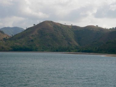Mavi deniz yeşil dağ görüntüleyin