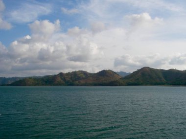 Mavi deniz yeşil dağ görüntüleyin