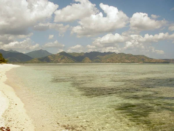 Türkisfarbener Ozean und paradiesischer Strand — Stockfoto