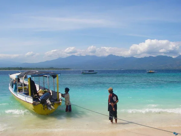 Barco na areia perto do com céu azul — Fotografia de Stock