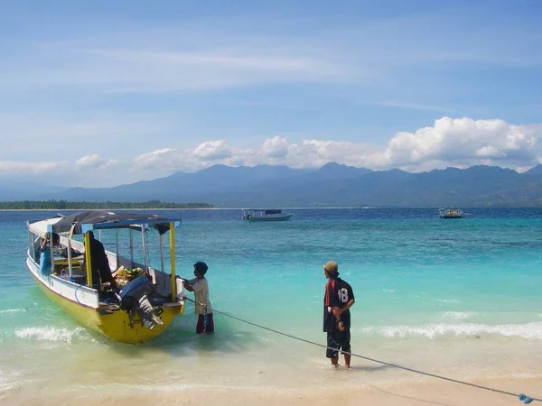 Perahu di pasir dekat dengan langit biru — Stok Foto