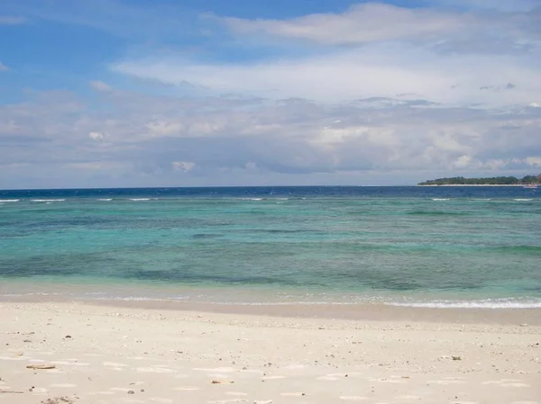 ターコイズ ブルーの海と paradisiaque のビーチ — ストック写真