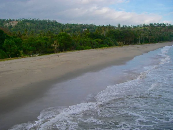 Bosque tropical verde y la playa al atardecer — Foto de Stock