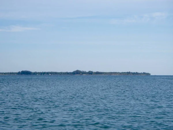 Türkisfarbener Ozean und paradiesische Insel — Stockfoto