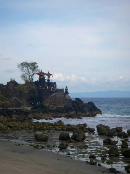 Tempio buddista vicino al mare a Bali — Foto Stock