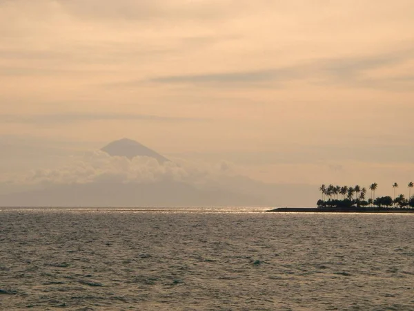 Matahari terbenam di pulau surga di Thailand — Stok Foto