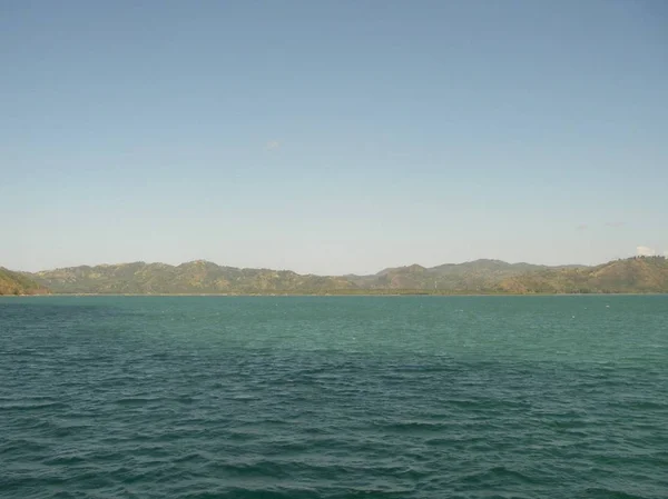 Laut pirus dan pemandangan di pulau tropis hijau di Bali — Stok Foto