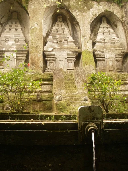 Gunung Kawi, mooie tempel in de natuur, palmbomen en ricefield in Bali — Stockfoto