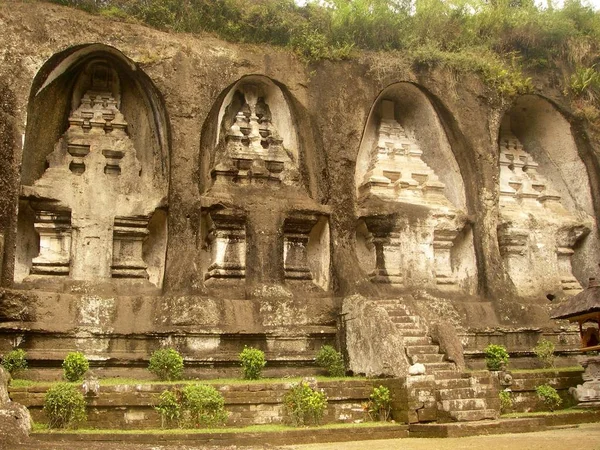 Gunung Kawi, mooie tempel in de natuur, palmbomen en ricefield in Bali — Stockfoto