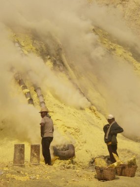 Endonezya, kükürt madeni ve zehirli gaz Ijen'de yanardağ krater madencilerin görüntüleyin