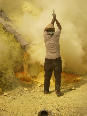 Endonezya, kükürt madeni ve zehirli gaz Ijen'de yanardağ krater madencilerin görüntüleyin