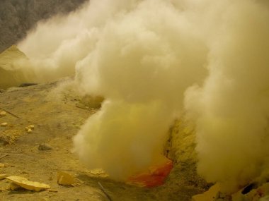 Endonezya, kükürt madeni ve zehirli gaz Ijen'de yanardağ krater görüntüleyin