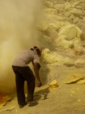 Endonezya, kükürt madeni ve zehirli gaz Ijen'de yanardağ krater madencilerin görüntüleyin