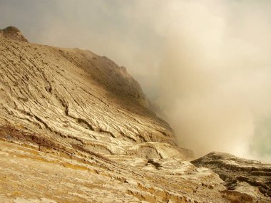 Endonezya, kükürt madeni ve zehirli gaz Ijen'de yanardağ krater görüntüleyin