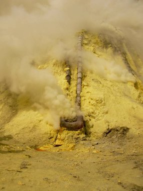 Endonezya, kükürt madeni ve zehirli gaz Ijen'de yanardağ krater görüntüleyin