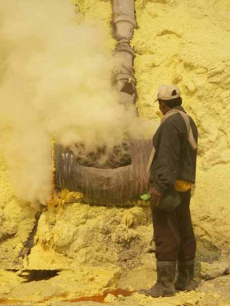 Vista de los mineros en el cráter del volcán Ijen en Indonesia, una mina de azufre y un gaz tóxico — Foto de Stock