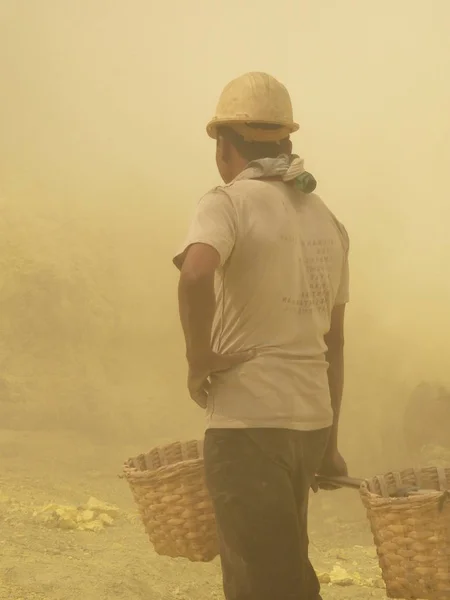 Vista de los mineros en el cráter del volcán Ijen en Indonesia, una mina de azufre y un gaz tóxico — Foto de Stock