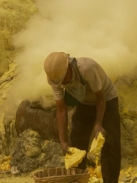 Vista de los mineros en el cráter del volcán Ijen en Indonesia, una mina de azufre y un gaz tóxico — Foto de Stock