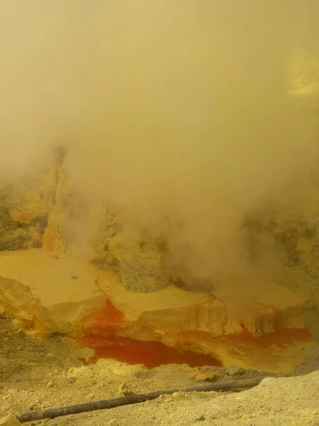 Vista del cráter del volcán Ijen en Indonesia, una mina de azufre y un gaz tóxico —  Fotos de Stock