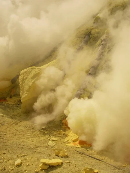 Vista del cráter del volcán Ijen en Indonesia, una mina de azufre y un gaz tóxico —  Fotos de Stock