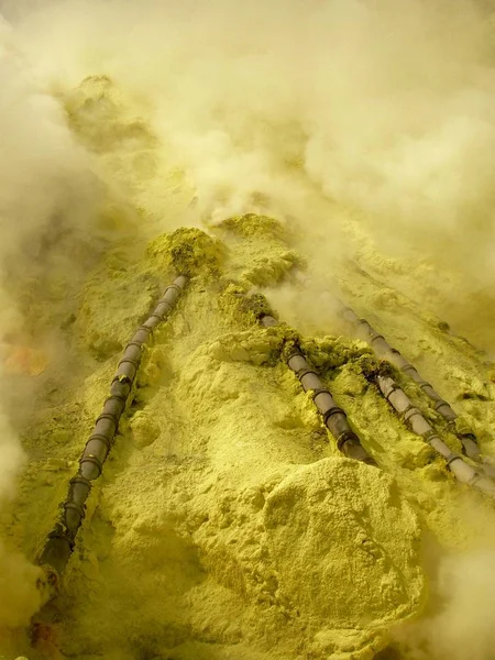 インドネシア、硫黄鉱山、有毒 gaz Ijen 火山の火口に表示します。 — ストック写真
