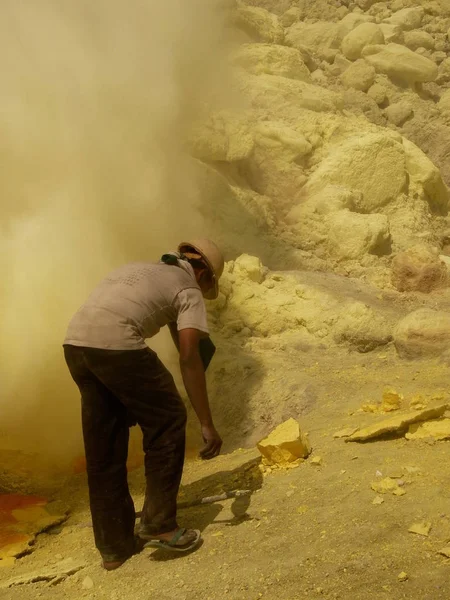 Vista de los mineros en el cráter del volcán Ijen en Indonesia, una mina de azufre y un gaz tóxico —  Fotos de Stock