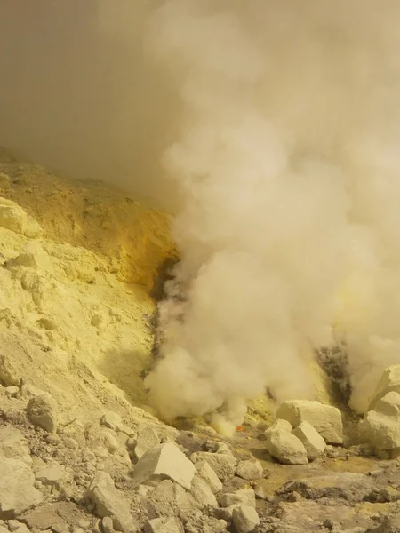 Δείτε στον κρατήρα του ηφαιστείου στην Ινδονησία, ένα ορυχείο θείου και τοξικά gaz με ωραία... — Φωτογραφία Αρχείου