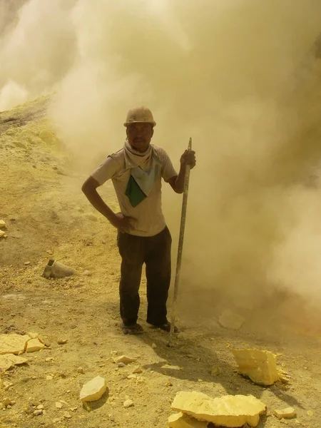 Vista sobre os mineiros na cratera do vulcão Ijen, na Indonésia, uma mina de enxofre e gases tóxicos — Fotografia de Stock