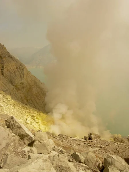 Kijk op de krater van de Ijen-vulkaan in Indonesië, een zwavel mijnen en giftige gaz — Stockfoto