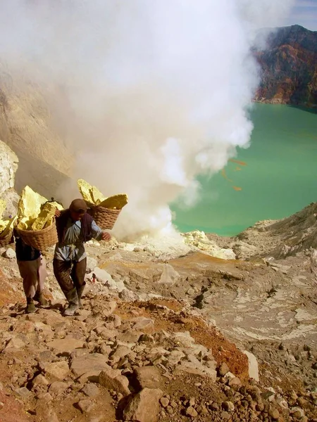 Vista de los mineros en el cráter del volcán Ijen en Indonesia, una mina de azufre y un gaz tóxico — Foto de Stock