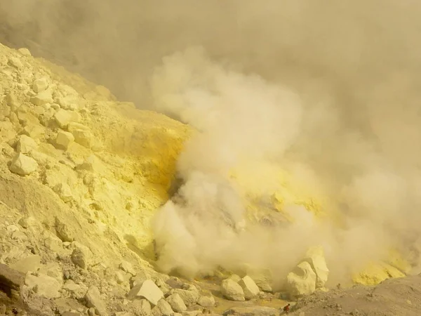 Vista del cráter del volcán Ijen en Indonesia, una mina de azufre y un gaz tóxico — Foto de Stock