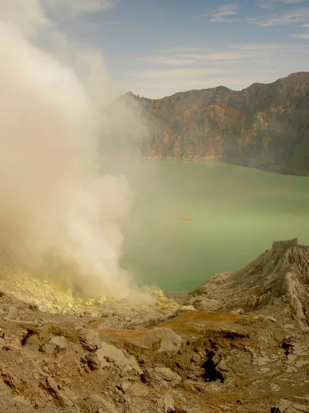 Vista sobre el lago del cráter ácido del volcán Ijen en Indonesia, una mina de azufre y gaz tóxico — Foto de Stock