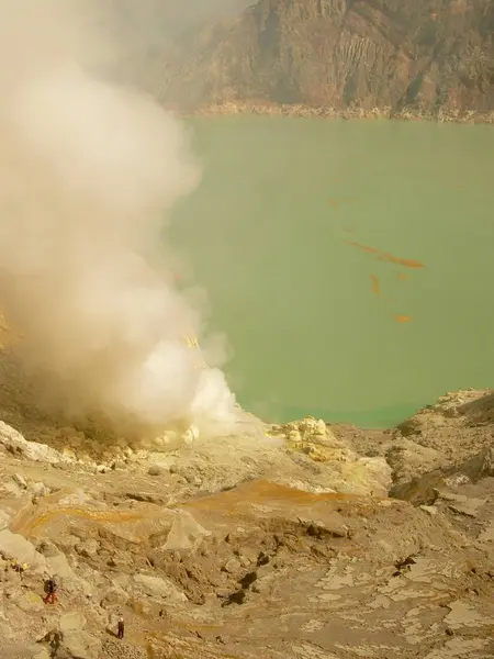 Vista sobre el lago del cráter ácido del volcán Ijen en Indonesia, una mina de azufre y gaz tóxico — Foto de Stock