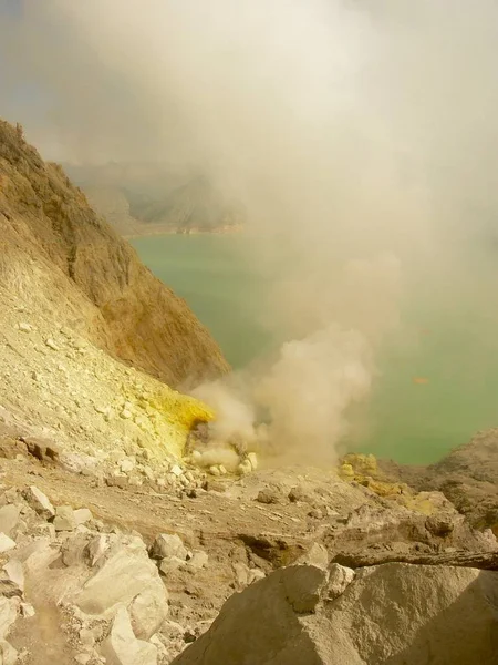 印尼爪哇 Ijen 火山酸性火山口湖的看法硫矿和有毒天然气 — 图库照片