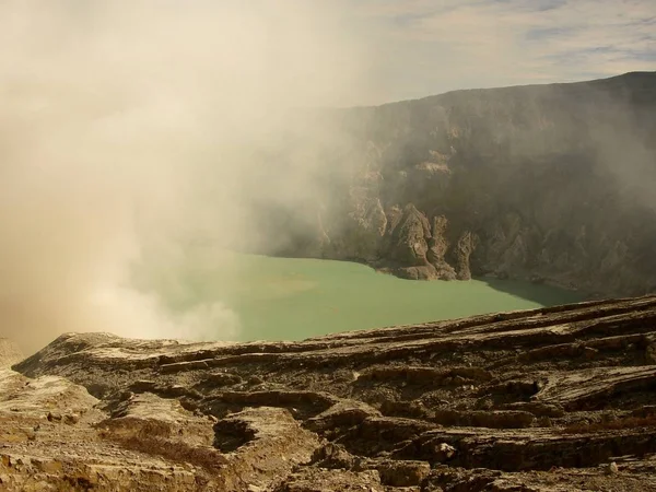 Vista sobre el lago del cráter ácido del volcán Ijen en Indonesia, una mina de azufre y gaz tóxico — Foto de Stock